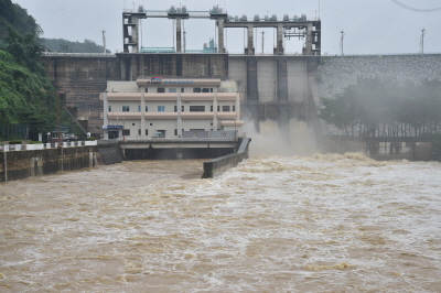 한국수자원공사의 남강댐 방류량 증설 사업을 두고 안전성 논란이 제기됐다. 사진은 폭우로 수위가 높아진 남강댐이 방류 중인 모습.
