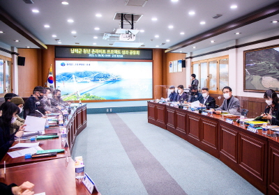 남해군이 개최한 청년 촌 라이프 실험 프로젝트 성과 공유회에서 장충남 군수가 발언을 하고 있다.