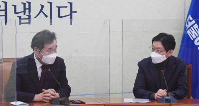 김경수 지사가 1일 국회에서 이낙연 대표와 만나 가덕도신공항 특별법건으로 접견하고 있다.