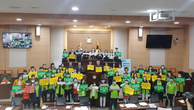 김해시가 아동참여단 모집에 나선다. 사진은 지난 2019년 청소년 모의의회 모습.