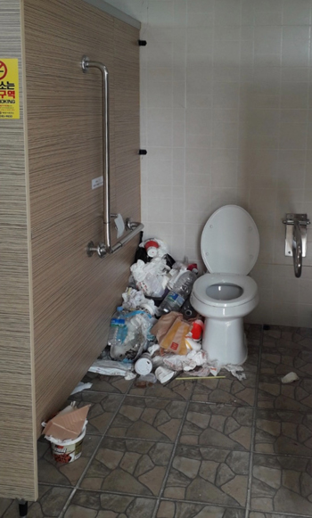 박제상 공의 사당인 효충사 화장실과 주변 관리가 엉망이라는 지적이다. 사진은 쓰레기가 가득 찬 화장실 모습.