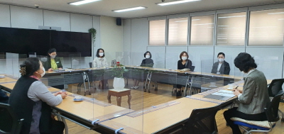 김현희 교육장은 지난 18일 김해교육지원청 2층 소회의실에서 조리사회 임원과 모두가 안전한 학교 급식을 위한 간담회를 가졌다.