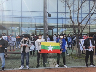 28일 김해시 외동의 김해시외버스터미널 앞에서 미얀마 교민 100여 명이 참가한 가운데 미얀마 군부의 쿠데타를 규탄하는 집회가 열리고 있다.