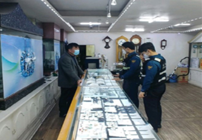 지난 5일 김해중부경찰서 소속 경찰관들이 내동의 한 금은방을 방문해 현장 점검을 진행하고 있다.