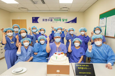 삼성창원병원 로봇수술센터는 지난 2017년 12월 첫 로봇 수술을 시작한 지 11개월 만에 100예, 2년 9개월 만에 500예를 달성했으며, 이후 3년 4개월 만에 700예를 돌파한 후 의료진들과 함께 기념축하 촬영을 하고 있다.