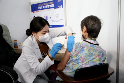 15일 김해지역 예방접종1센터인 봉황동 문화체육관에서 한 어르신이 화이자 백신을 접종하고 있다.