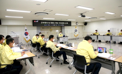 19일 김해시청 소회의실에서 허성곤 시장 주재로 청렴도 향상 대책 보고회가 열리고 있다.