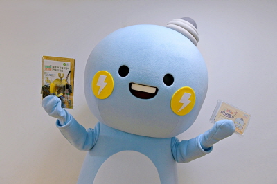 한국전기연구원 공식 캐릭터 꼬꼬마케리가 인공지능 과학키트를 들고 포즈를 취하고 있다.