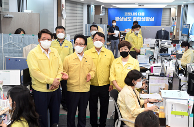 김하용(왼쪽 두 번째) 의장과 이종호 부의장， 심상동ㆍ윤성미 의원은 29일 코로나19 종합상황실을 방문해 직원들을 격려했다.