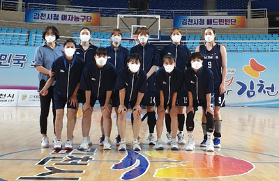사천시청 여자농구단이 ‘전국남녀종별 농구선수권 대회’에서 우승을 차지한 후 기념사진을 찍고 있다.