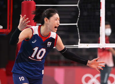 4일 일본 아리아케 아레나에서 열린 도쿄올림픽 여자 배구 8강 한국과 터키의 경기에서 승리, 4강 진출에 성공한 한국의 김연경이 환호하고 있다.