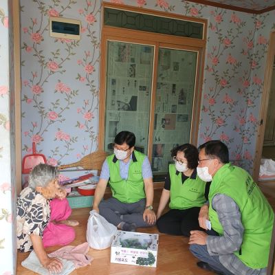 양산시 중앙동 지역사회보장협의체가 지난 10일 독거 어르신을 찾아 보양식을 전달한 후 안부를 확인하고 있다.