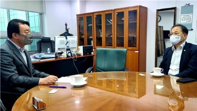 서일준 의원이 국회의원실에서 전 박종호 산림청장과 한아세안국가정원 거제유치를 위한 면담을 가졌다.