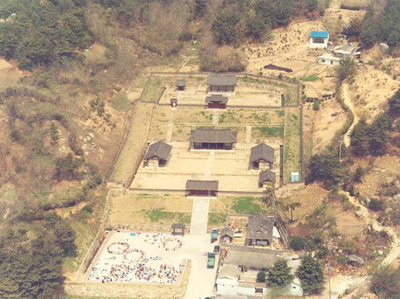 김해시 동상동 161번지 분성산 중턱에 위치한 사충단의 전체 모습.