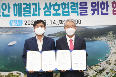변광용(왼쪽) 거제시장과 박종훈 교육감이 14일 거제 시장실에서 업무협약을 체결한 후 기념사진을 찍고 있다.