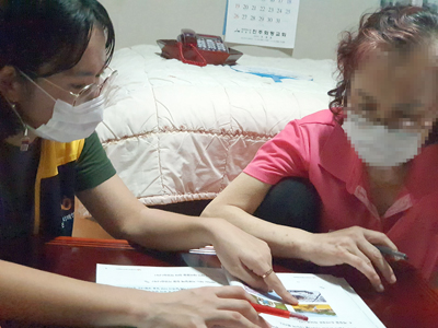 남은미 학생이 치매를 앓고 있는 가정을 찾아 봉사활동을 하고 있는 모습.