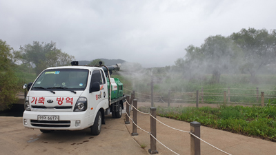 김해시가 지역 농가를 돌며 가축전염병 차단을 위한 방역을 하고 있다.