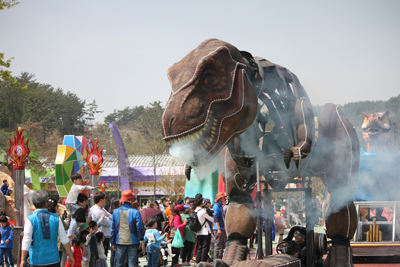 고성 공룡세계엑스포가 5년 만에 관광객을 맞는다. 사진은 지난 엑스포 행사 모습.