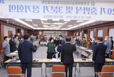 민주평화통일자문회의 함안군협의회가 5일 제20기 출범식을 개최한 가운데 선서하고 있다.