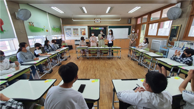 김해동광초등학교는 지난 5월 다문화 배경 학생들의 진로 설계를 위한 코칭을 위해 인근 대학의 러시아, 베트남 유학생을 초청해 ‘진로 토크콘서트’를 진행했다.
