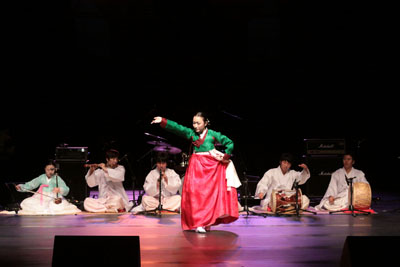 산청군이 오는 16일 기산국악당에서 `남해안별신굿`을 녹화， 네이버TV를 통해 송출한다. 사진은 `남해안별신굿` 공연 모습.