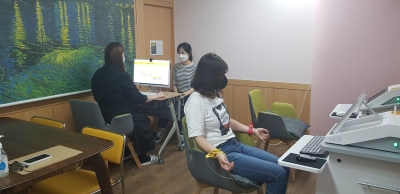 김해시 직원들이 시청 본관 1층 심리상담실 해온에서 자율신경계 검사를 받고 있다.