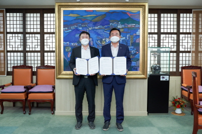 지난 13일 강석주 통영시장(오른쪽)과 통영에코파워(주) 김영한 대표는 천연가스발전소건설을 위한 상생협약을 체결했다.