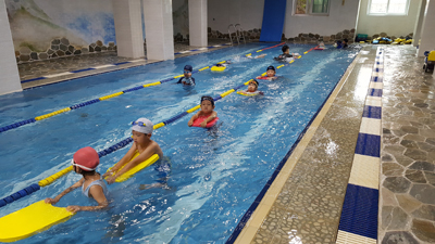 아람나무 유치원 원생들이 전문 강사에게 수영 수업을 받고 있는 모습.