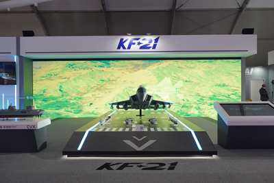 KF-21 보라매 모형과 가상 시범비행 영상.