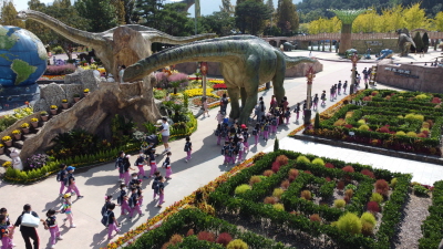 지난 1일 개막한 고성공룡세계엑스포가 38일간의 대장정의 반환점을 넘어서며 20일만에 27만 명의 관람객이 다녀가면서 국내 공룡축제 1위의 입지를 굳혔다.