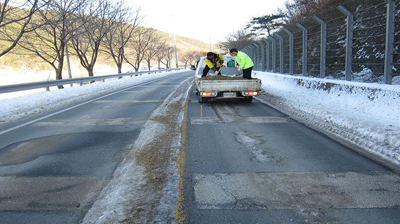 의령군이 겨울철 도로 설해 대책을 추진한다. 사진은 지난해 제설작업 모습.