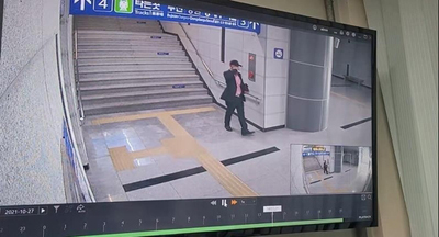 전자발찌를 훼손하고 달아난 60대 김모 씨가 CCTV에 포착된 모습. / 경남지방경찰청