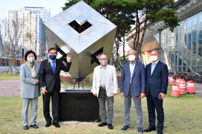 양산시는 지난 1일 금산근린공원과 증산역 광장에서 `조각가 권달술 작품 기증식`을 개최한 후 기념사진을 촬영했다.