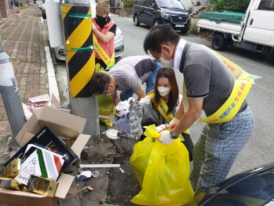 김해시가 지난달 장유2동에서 쓰레기 불법투기 단속을 벌이고 있다.