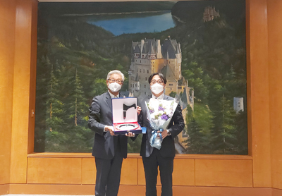 황재훈 한국경영정보학회장(왼쪽)과 김세종 KTL 원장이 기념 촬영을 하고 있다.