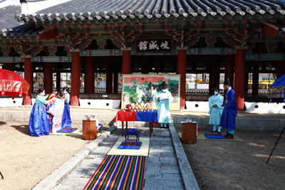 지난 4일 가정사정으로 혼기를 놓친 부부가 거제문화원이 진행하는 전통혼례로 결혼식을 올렸다.