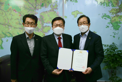 국민의힘 정점식(가운데) 의원이 `2021년도 대한민국 농업대상 최우수 국회의원상`을 받았다.