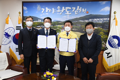 허성곤(오른쪽 두 번째) 김해시장과 김해시의회 송유인(세 번째) 의장이 인사권 독립 관련 업무협약을 체결한 뒤 기념사진을 찍고 있다.