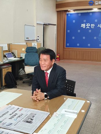 박병영 전 도의원이 시청 프레스센터에서 김해시장 출마를 선언하고 있다.