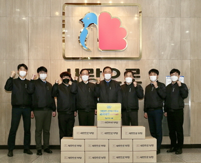 부영그룹이 자매결연을 맺은 6개 군부대에 과자 선물 2600세트를 기탁한 후 기념사진을 찍고 있다.