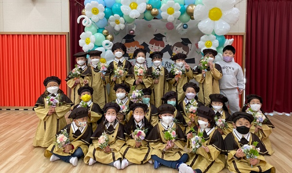 물금유치원, 행복하고 설레는 제1회 졸업식