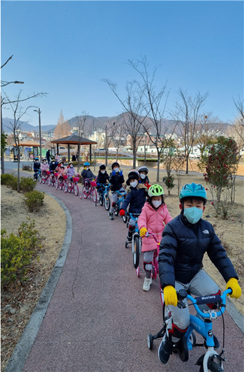 대청천에서 어린이들이 자전거 타기를 즐기고 있다.