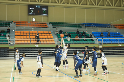 `제1회 통영시장배 유소년 농구대회`에 출전해 경기를 진행하고 있는 선수들의 모습.