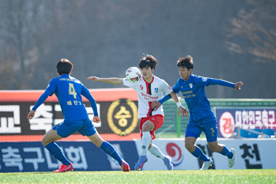 지난 11일부터 24일까지 합천군민생활체육공원에서 `2022 춘계 전국고교축구대회`를 개최한 가운데 선수들이 경기를 펼치고 있는 모습.