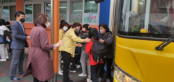 김정애 교육장이 동해초 통학버스 및 운행노선 안전점검을 실시하고 있다.