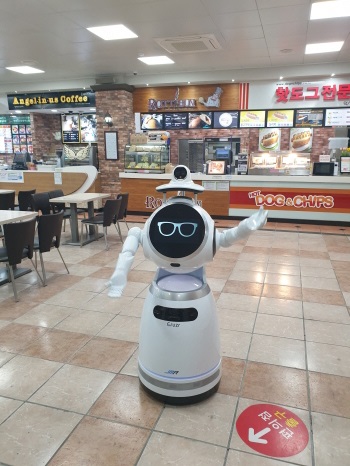 산청휴게소 인공지능 로봇 `청봇` 홍보과장 모습.