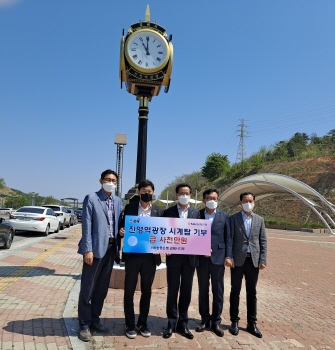 NH농협은행 김해시지부 지원으로 설치된 김해시 진영역 광장 시계탑.
