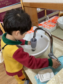 물 받아쓰기를 실천하는 아이 모습.