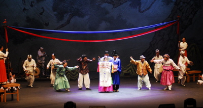 경남 대표 공연예술단체 `큰들문화예술센터`가 산청군 지역민과 함께하는 생활 속 문화활동을 펼친다. 사진은 극단 큰들 오작교 아리랑 공연 모습.