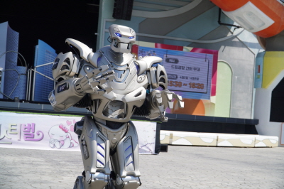 엔터테이너 로봇 `타이탄`은 방문객들에게 항상 큰 인기를 끌고 있다.
